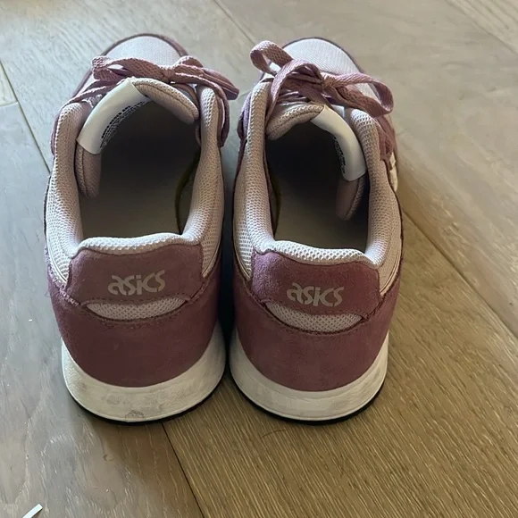 Only wore once women size 9 vintage style ASICS. - Picture 9 of 9